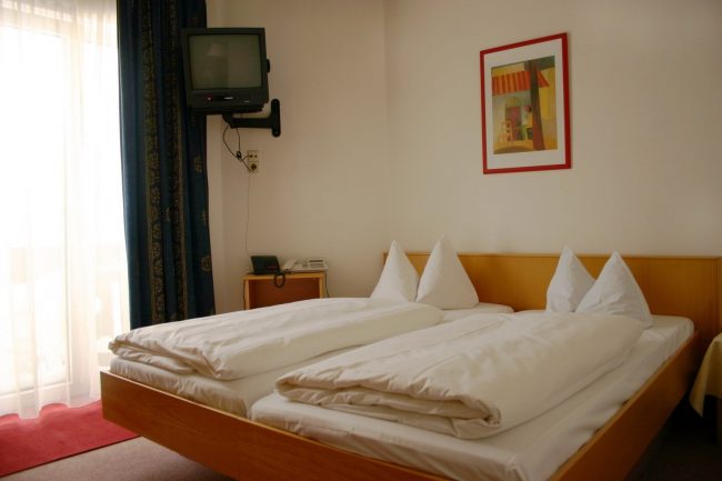 two-beds-1226735.jpg