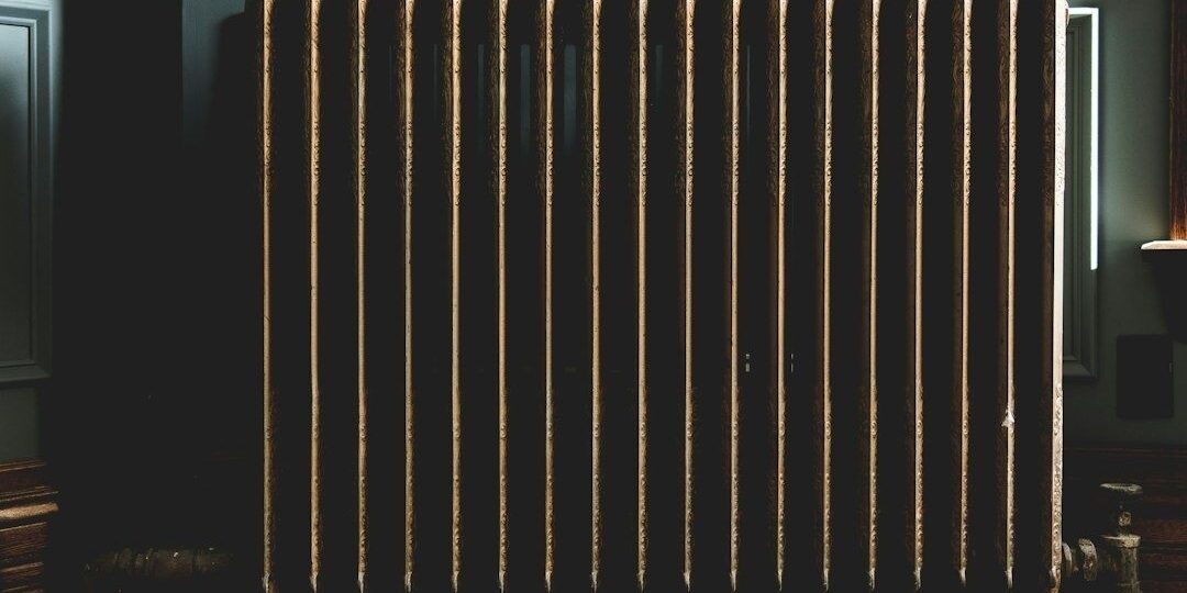 Gammalt dekorativt elementradiator i mörk hotellinteriör