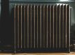 Gammalt dekorativt elementradiator i mörk hotellinteriör