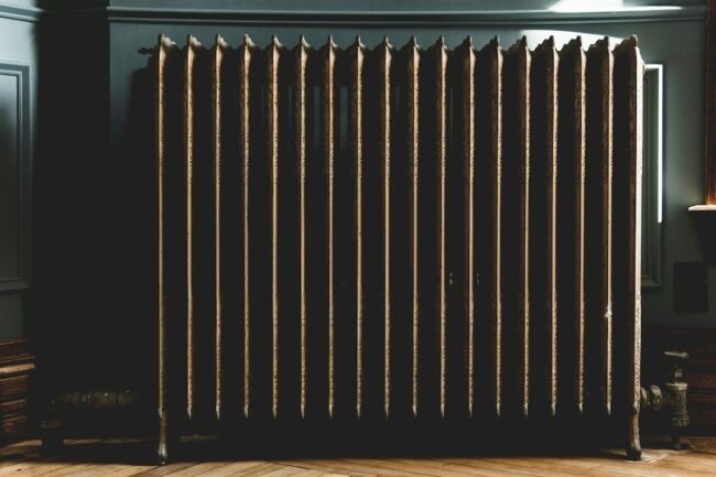 selected-02-classic-hotel-radiator-architectural-det-optimized Gammalt dekorativt elementradiator i mörk hotellinteriör