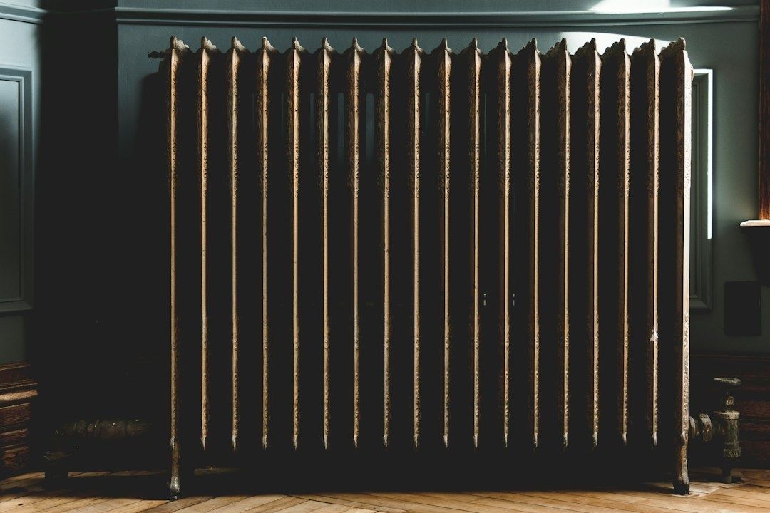 Gammalt dekorativt elementradiator i mörk hotellinteriör