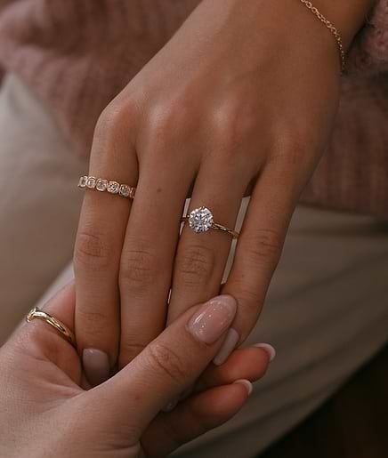 Närbild av en diamantförlovningsring på en hand under ett frieri