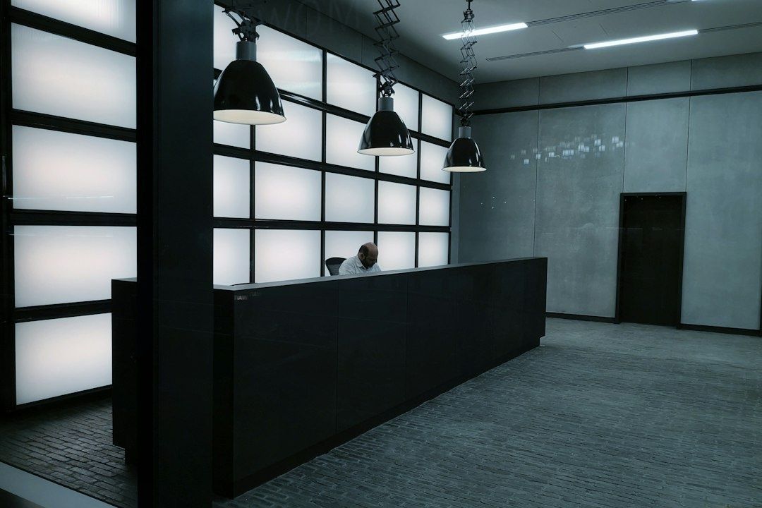 Modern hotellobby med mörk reception och pendellampor